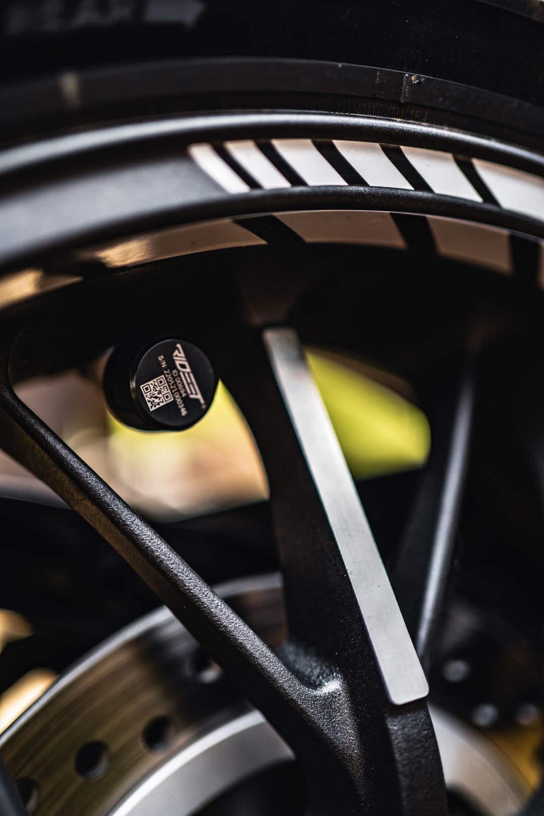 RIDEET TPMS Tire Pressure and Temperature Monitoring System