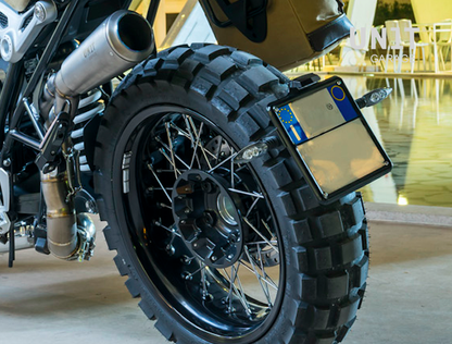 Niedriger Kennzeichenhalter